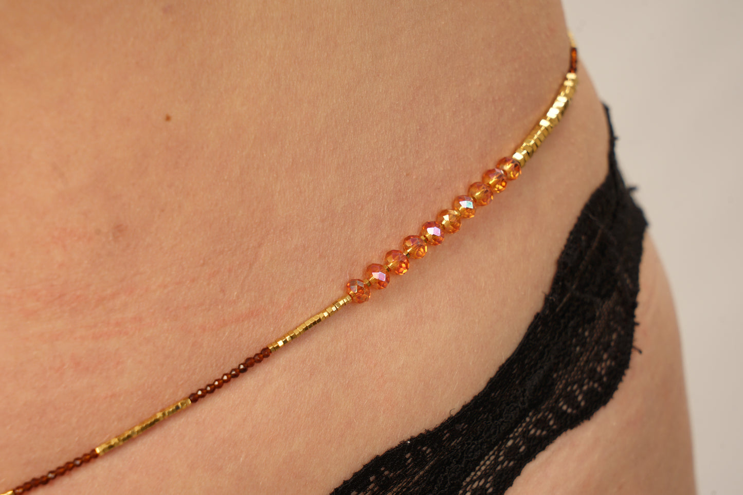 Chaîne de taille dorée cristaux marron et orange